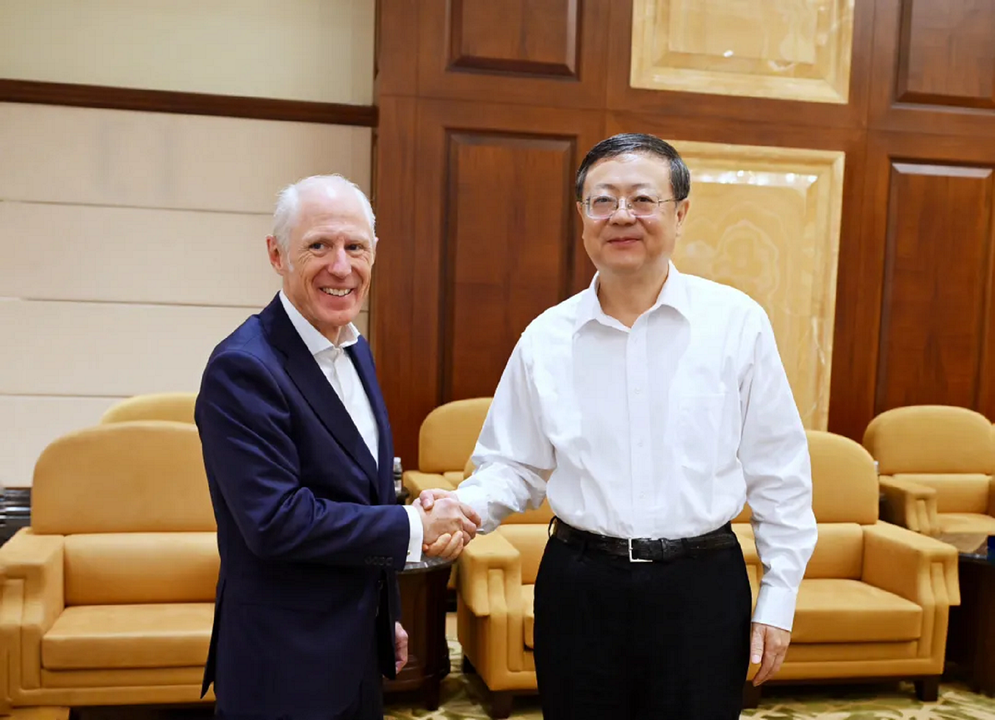 fun88乐天堂集团董事会主席邓敬熙拜会上海市委书记陈吉宁-1.png